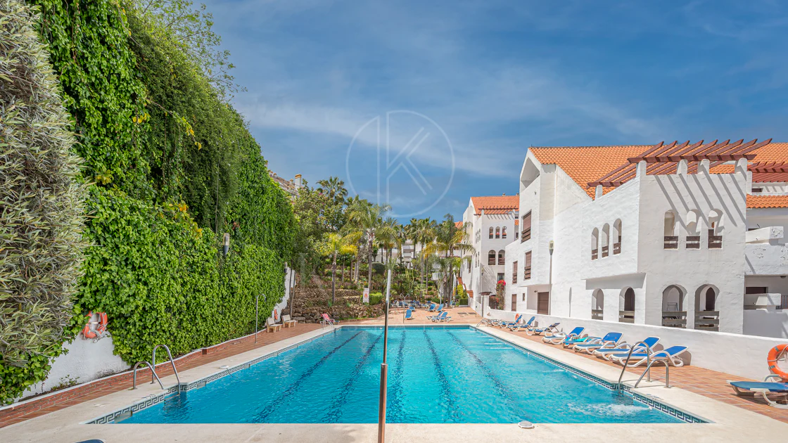 Apartament superb renovat cu trei dormitoare, orientat spre est, situat în unul dintre cele mai dorite complexe din Nueva Andalucia, La Maestranza.