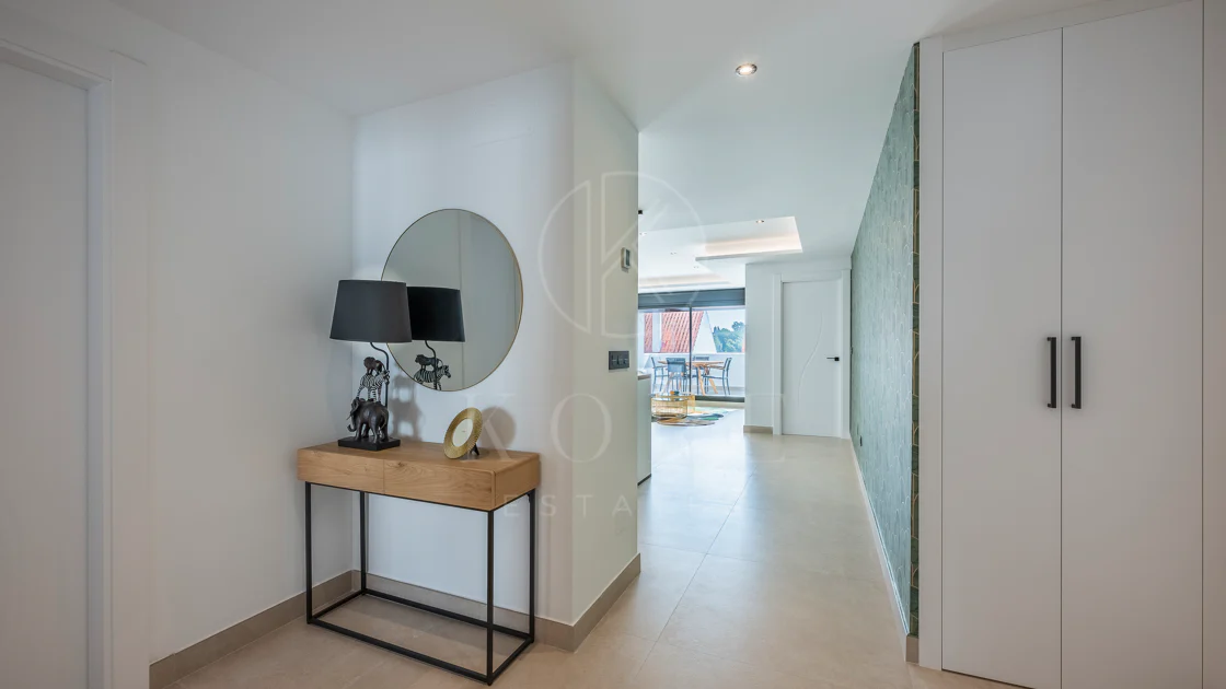 Apartament superb renovat cu trei dormitoare, orientat spre est, situat în unul dintre cele mai dorite complexe din Nueva Andalucia, La Maestranza.
