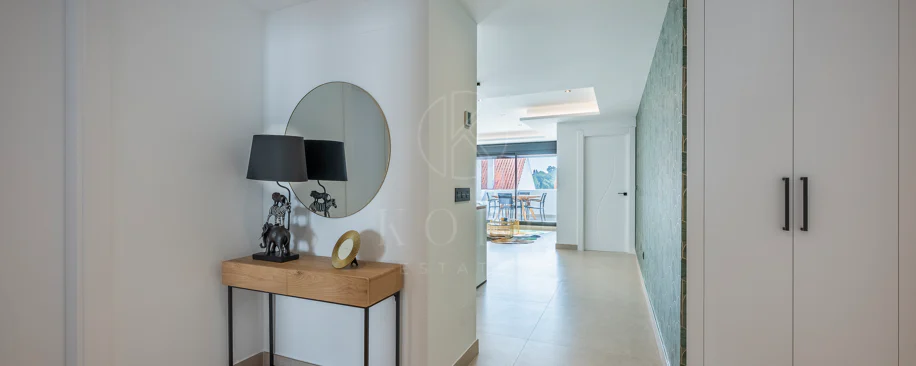 Apartament superb renovat cu trei dormitoare, orientat spre est, situat în unul dintre cele mai dorite complexe din Nueva Andalucia, La Maestranza.