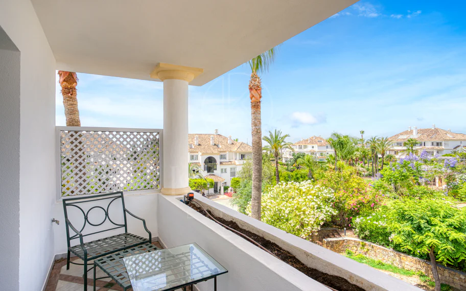 Wonderful three bedroom, south east facing duplex penthouse in the exclusive and gated community of Monte Paraiso on the Golden Mile
