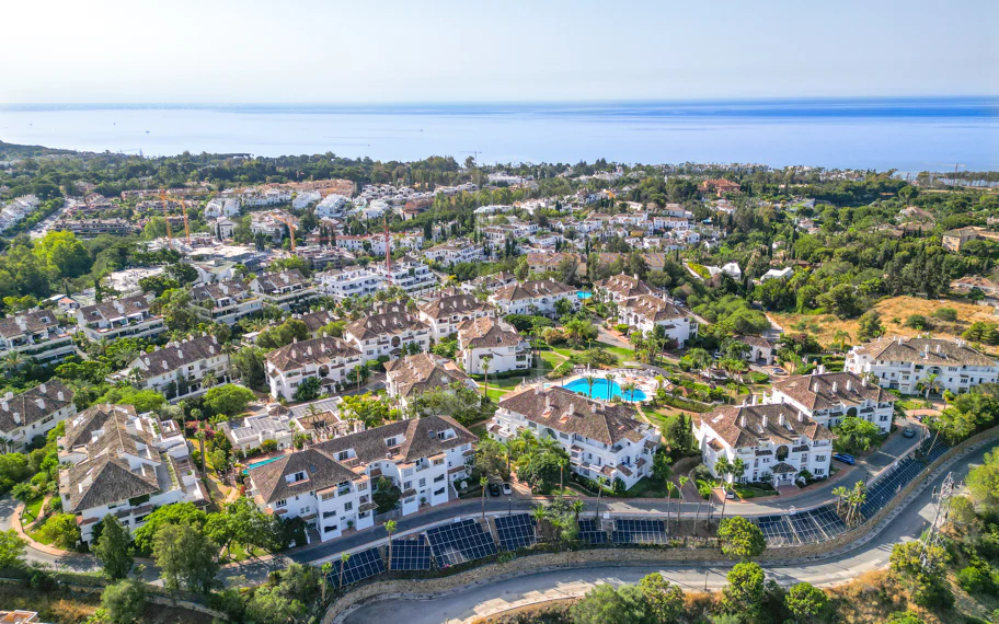 Wonderful three bedroom, south east facing duplex penthouse in the exclusive and gated community of Monte Paraiso on the Golden Mile