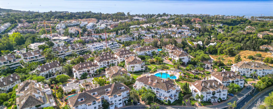 Wonderful three bedroom, south east facing duplex penthouse in the exclusive and gated community of Monte Paraiso on the Golden Mile