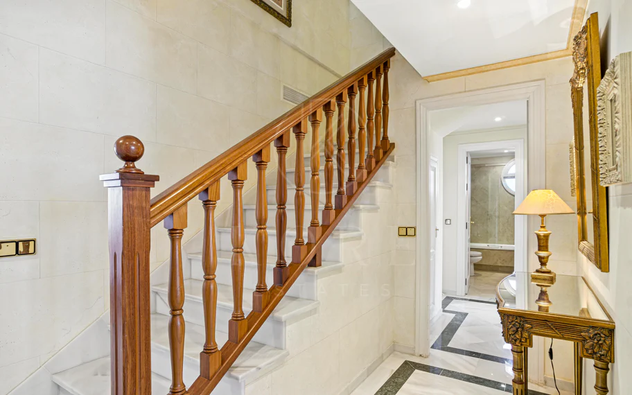 Wonderful three bedroom, south east facing duplex penthouse in the exclusive and gated community of Monte Paraiso on the Golden Mile