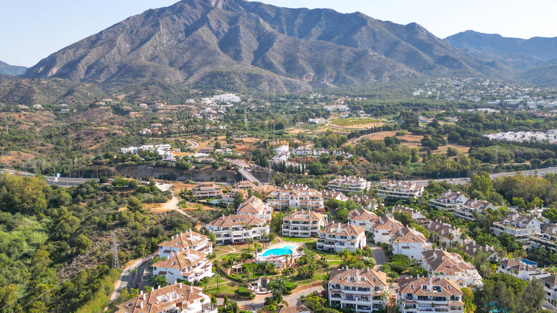 Wonderful three bedroom, south east facing duplex penthouse in the exclusive and gated community of Monte Paraiso on the Golden Mile