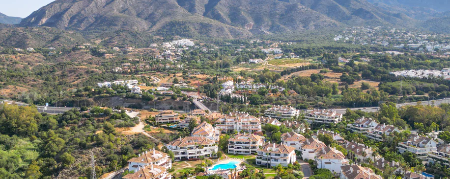 Wonderful three bedroom, south east facing duplex penthouse in the exclusive and gated community of Monte Paraiso on the Golden Mile