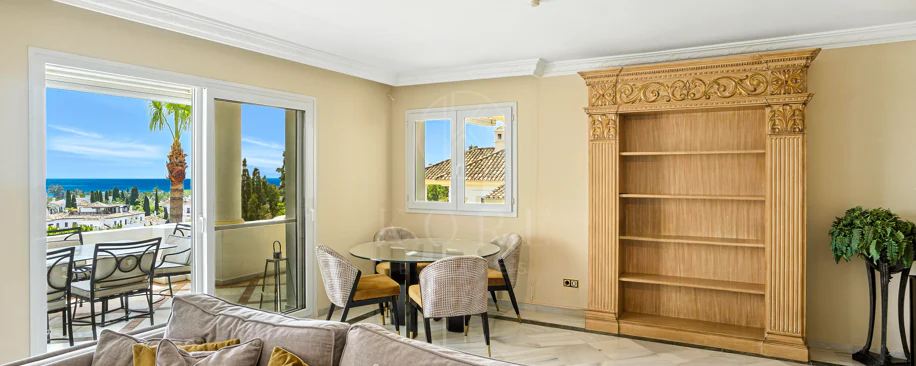 Wonderful three bedroom, south east facing duplex penthouse in the exclusive and gated community of Monte Paraiso on the Golden Mile