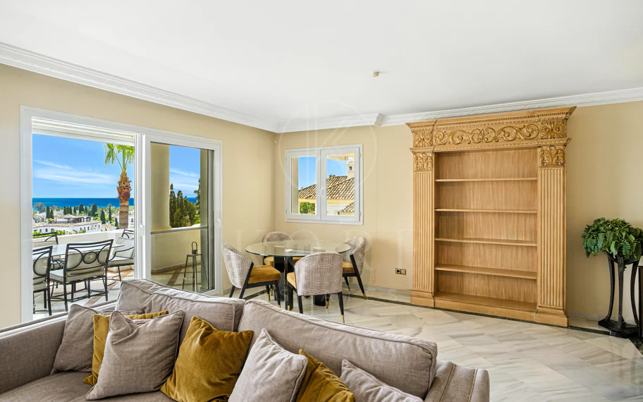 Wonderful three bedroom, south east facing duplex penthouse in the exclusive and gated community of Monte Paraiso on the Golden Mile