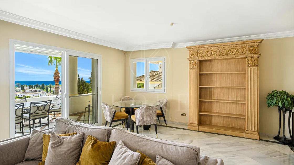 Wonderful three bedroom, south east facing duplex penthouse in the exclusive and gated community of Monte Paraiso on the Golden Mile