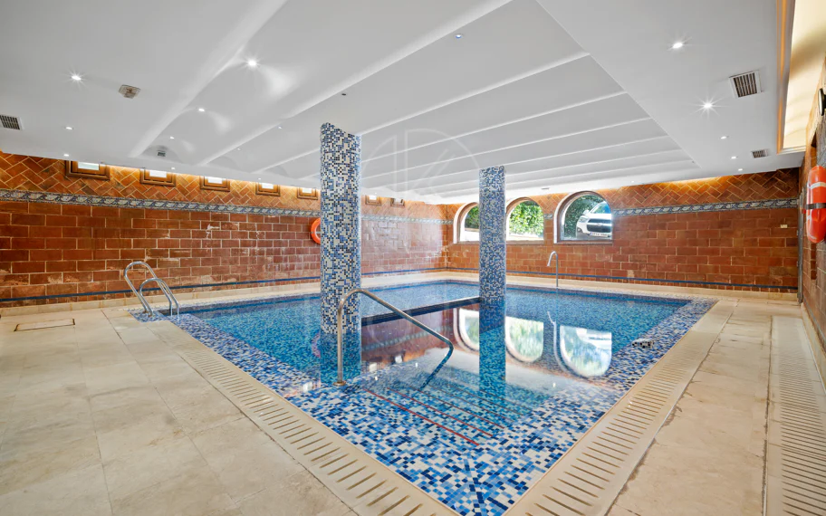 Wonderful three bedroom, south east facing duplex penthouse in the exclusive and gated community of Monte Paraiso on the Golden Mile