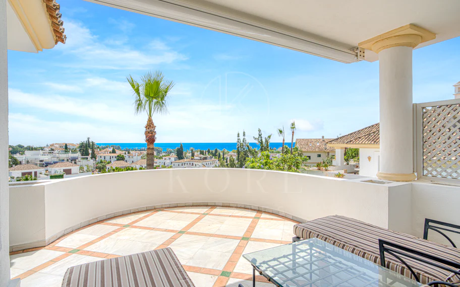 Wonderful three bedroom, south east facing duplex penthouse in the exclusive and gated community of Monte Paraiso on the Golden Mile