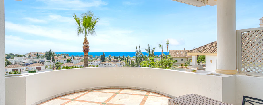Wonderful three bedroom, south east facing duplex penthouse in the exclusive and gated community of Monte Paraiso on the Golden Mile