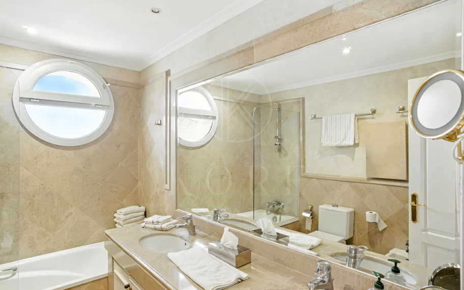 Wonderful three bedroom, south east facing duplex penthouse in the exclusive and gated community of Monte Paraiso on the Golden Mile