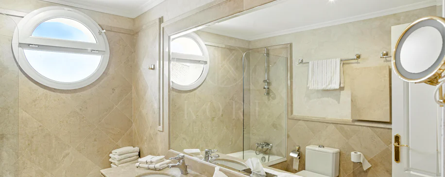 Wonderful three bedroom, south east facing duplex penthouse in the exclusive and gated community of Monte Paraiso on the Golden Mile