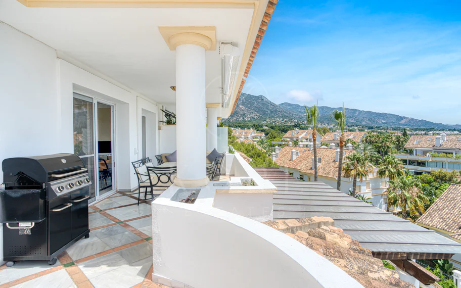 Wonderful three bedroom, south east facing duplex penthouse in the exclusive and gated community of Monte Paraiso on the Golden Mile