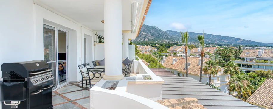 Wonderful three bedroom, south east facing duplex penthouse in the exclusive and gated community of Monte Paraiso on the Golden Mile