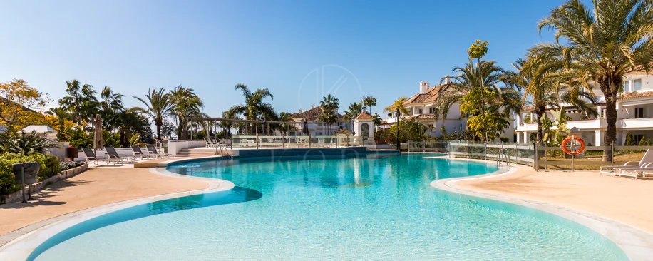 Wonderful three bedroom, south east facing duplex penthouse in the exclusive and gated community of Monte Paraiso on the Golden Mile