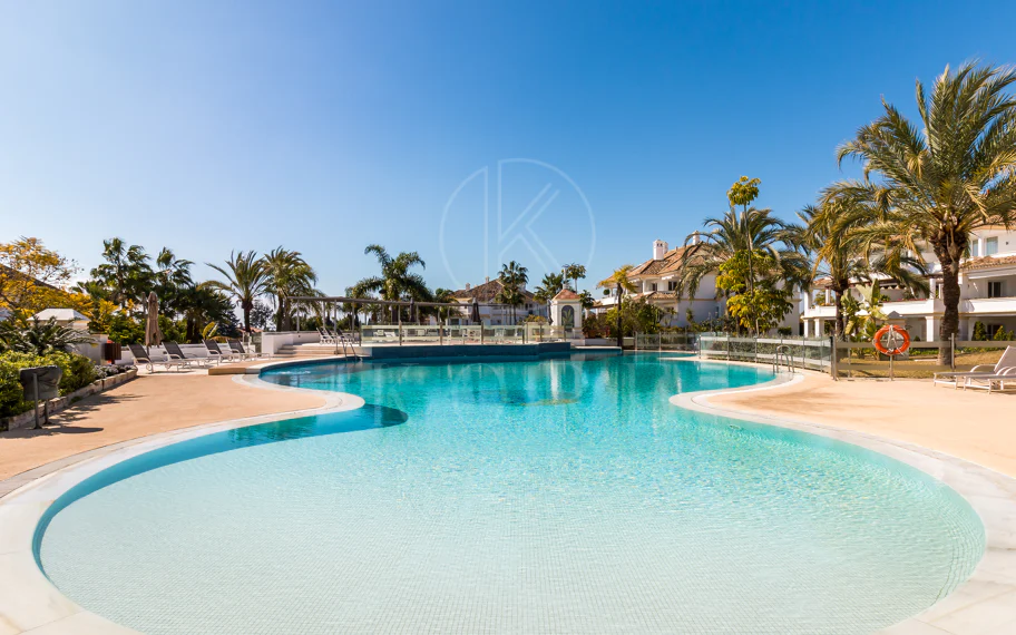 Wonderful three bedroom, south east facing duplex penthouse in the exclusive and gated community of Monte Paraiso on the Golden Mile