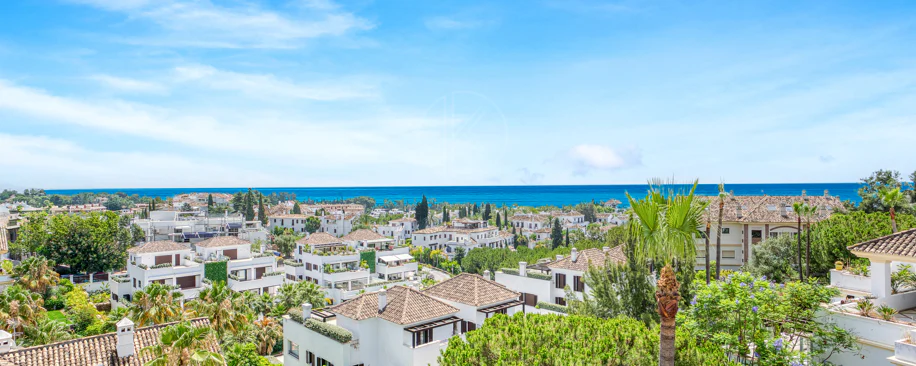 Wonderful three bedroom, south east facing duplex penthouse in the exclusive and gated community of Monte Paraiso on the Golden Mile