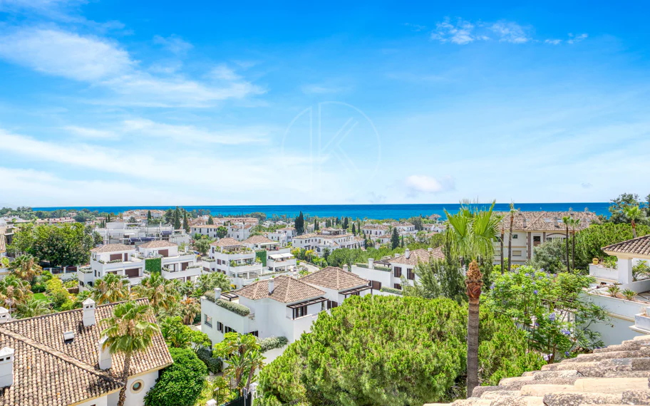 Wonderful three bedroom, south east facing duplex penthouse in the exclusive and gated community of Monte Paraiso on the Golden Mile