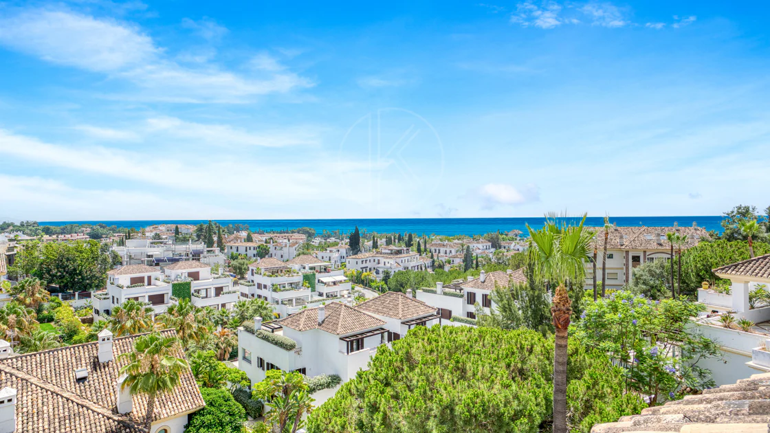 Wonderful three bedroom, south east facing duplex penthouse in the exclusive and gated community of Monte Paraiso on the Golden Mile