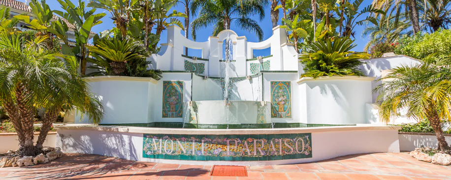 Wonderful three bedroom, south east facing duplex penthouse in the exclusive and gated community of Monte Paraiso on the Golden Mile