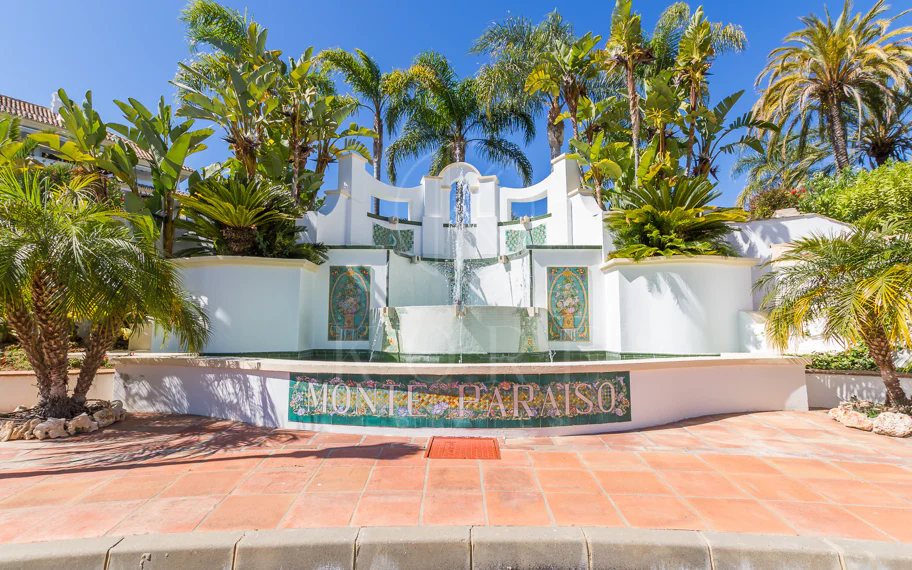Wonderful three bedroom, south east facing duplex penthouse in the exclusive and gated community of Monte Paraiso on the Golden Mile