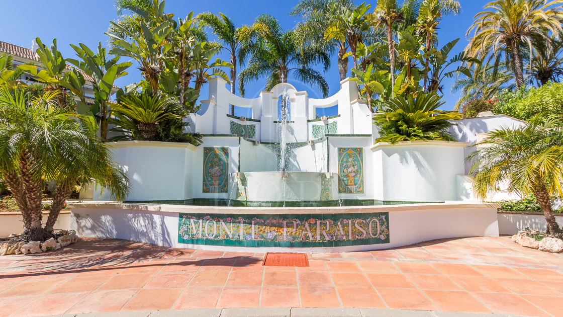 Wonderful three bedroom, south east facing duplex penthouse in the exclusive and gated community of Monte Paraiso on the Golden Mile
