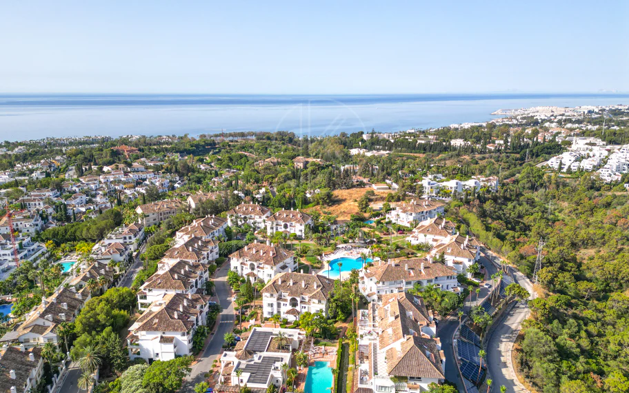 Wonderful three bedroom, south east facing duplex penthouse in the exclusive and gated community of Monte Paraiso on the Golden Mile
