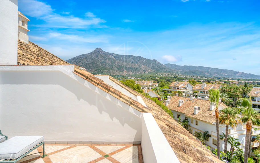 Wonderful three bedroom, south east facing duplex penthouse in the exclusive and gated community of Monte Paraiso on the Golden Mile