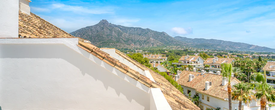 Wonderful three bedroom, south east facing duplex penthouse in the exclusive and gated community of Monte Paraiso on the Golden Mile