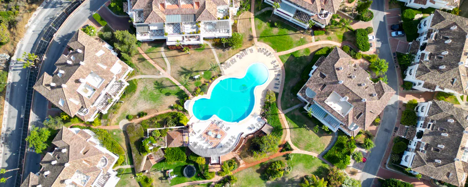 Wonderful three bedroom, south east facing duplex penthouse in the exclusive and gated community of Monte Paraiso on the Golden Mile