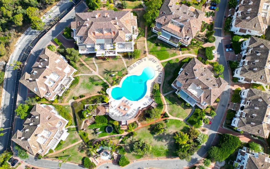 Wonderful three bedroom, south east facing duplex penthouse in the exclusive and gated community of Monte Paraiso on the Golden Mile