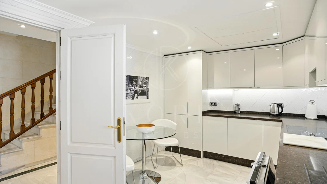 Wonderful three bedroom, south east facing duplex penthouse in the exclusive and gated community of Monte Paraiso on the Golden Mile