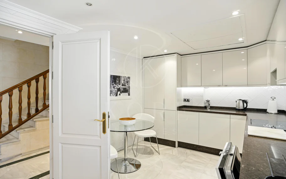 Wonderful three bedroom, south east facing duplex penthouse in the exclusive and gated community of Monte Paraiso on the Golden Mile