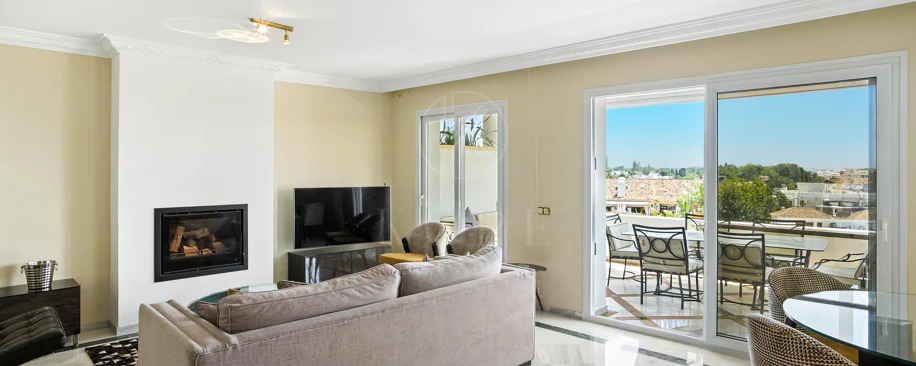 Wonderful three bedroom, south east facing duplex penthouse in the exclusive and gated community of Monte Paraiso on the Golden Mile