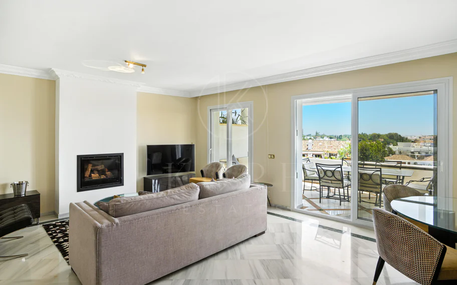 Wonderful three bedroom, south east facing duplex penthouse in the exclusive and gated community of Monte Paraiso on the Golden Mile
