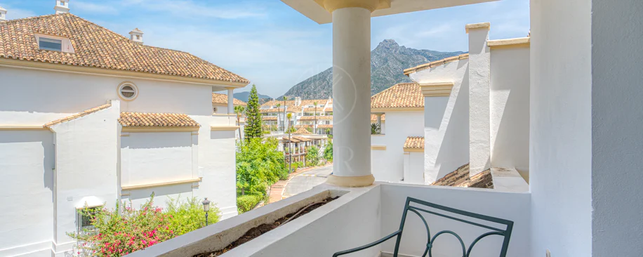 Wonderful three bedroom, south east facing duplex penthouse in the exclusive and gated community of Monte Paraiso on the Golden Mile