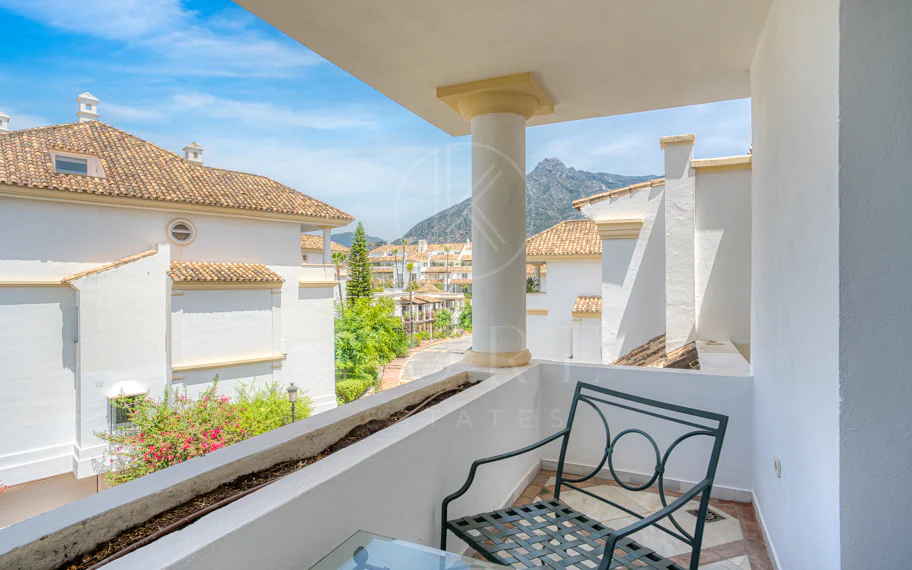 Wonderful three bedroom, south east facing duplex penthouse in the exclusive and gated community of Monte Paraiso on the Golden Mile