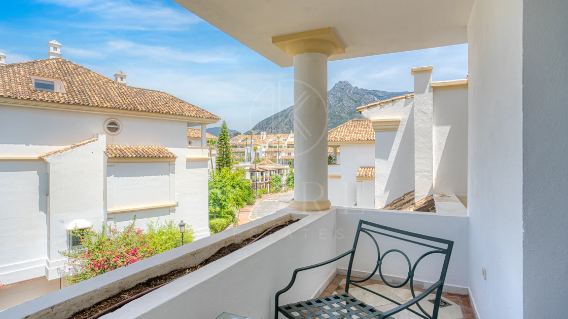 Wonderful three bedroom, south east facing duplex penthouse in the exclusive and gated community of Monte Paraiso on the Golden Mile