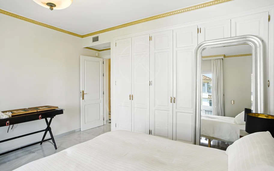 Wonderful three bedroom, south east facing duplex penthouse in the exclusive and gated community of Monte Paraiso on the Golden Mile
