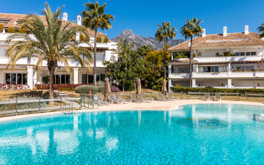 Wonderful three bedroom, south east facing duplex penthouse in the exclusive and gated community of Monte Paraiso on the Golden Mile