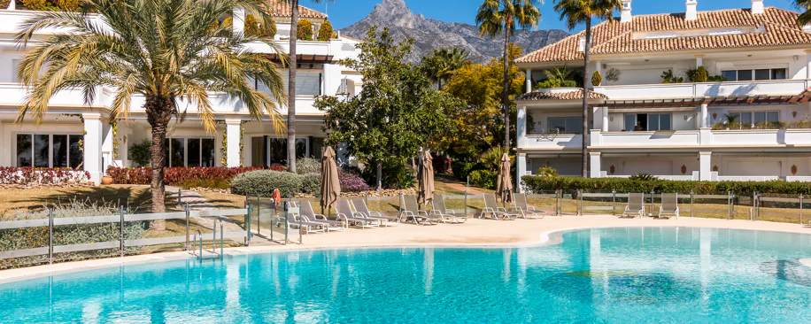 Wonderful three bedroom, south east facing duplex penthouse in the exclusive and gated community of Monte Paraiso on the Golden Mile
