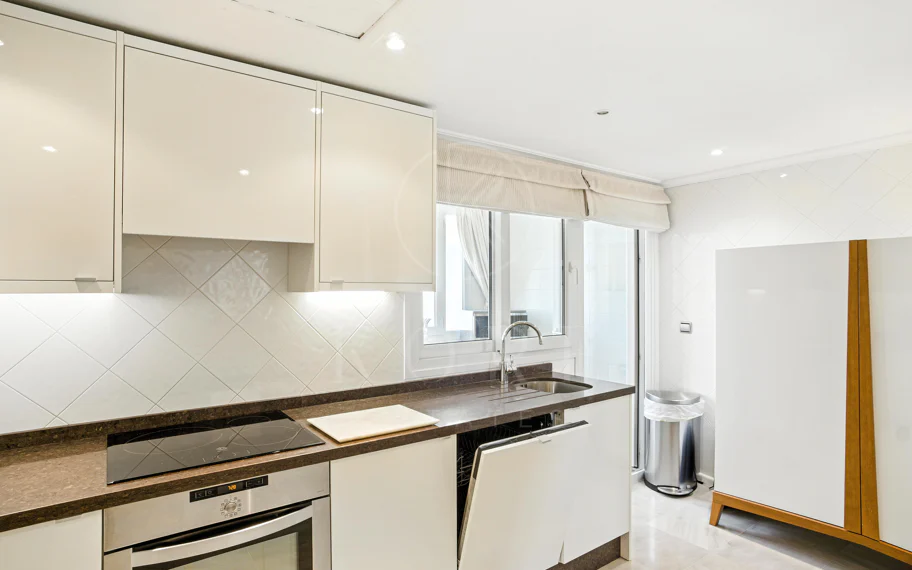 Wonderful three bedroom, south east facing duplex penthouse in the exclusive and gated community of Monte Paraiso on the Golden Mile