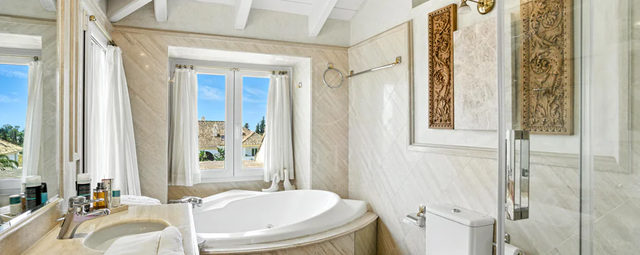Wonderful three bedroom, south east facing duplex penthouse in the exclusive and gated community of Monte Paraiso on the Golden Mile
