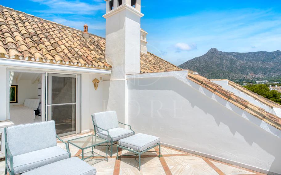 Wonderful three bedroom, south east facing duplex penthouse in the exclusive and gated community of Monte Paraiso on the Golden Mile
