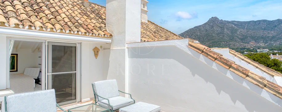 Wonderful three bedroom, south east facing duplex penthouse in the exclusive and gated community of Monte Paraiso on the Golden Mile