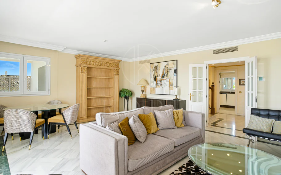 Wonderful three bedroom, south east facing duplex penthouse in the exclusive and gated community of Monte Paraiso on the Golden Mile