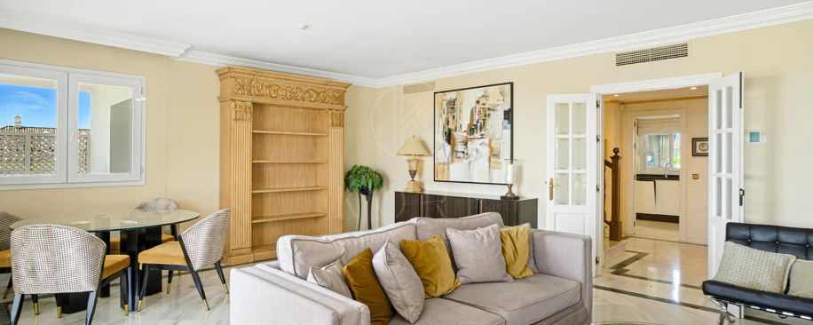 Wonderful three bedroom, south east facing duplex penthouse in the exclusive and gated community of Monte Paraiso on the Golden Mile