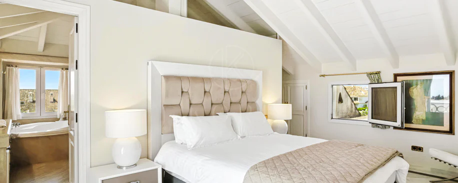 Wonderful three bedroom, south east facing duplex penthouse in the exclusive and gated community of Monte Paraiso on the Golden Mile