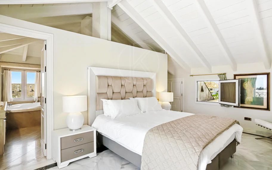 Wonderful three bedroom, south east facing duplex penthouse in the exclusive and gated community of Monte Paraiso on the Golden Mile